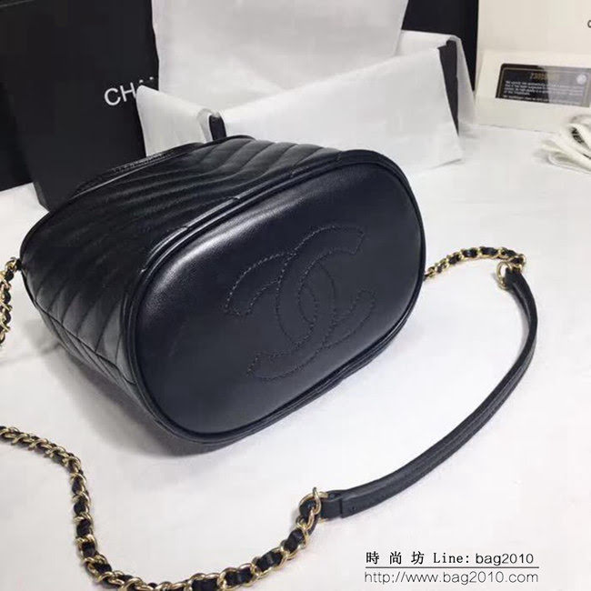 香奈兒CHANEL 57861 2018款徽章水桶包 時尚簡約風格 DSC1270